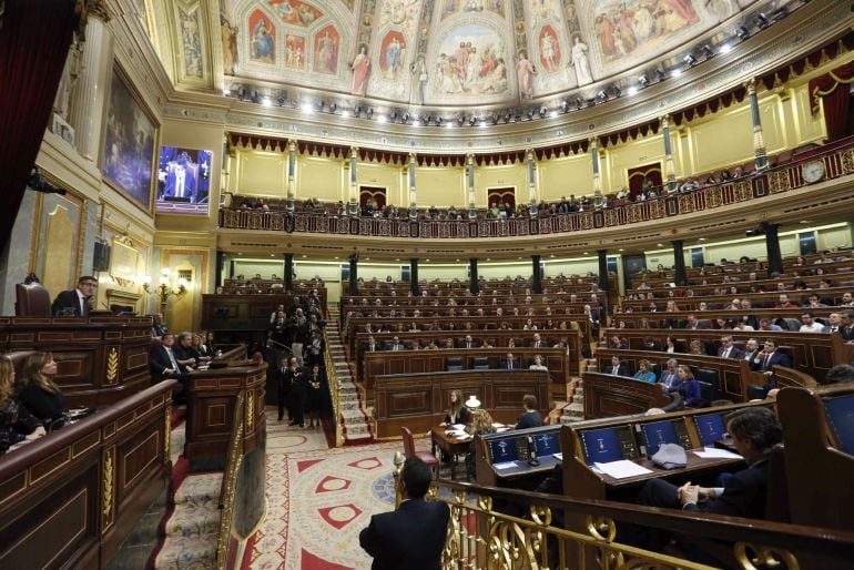 Patxi López (i) dirigiéndose a los diputados del Congreso durante la sesión constitutiva de la Cámara baja