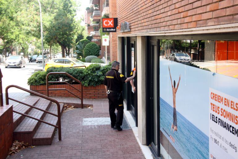Agents de seguretat privada a l'entrada de la sucursal bancària del carrer de Ganduxer on ahir van apunyalar la directora de l'oficina.