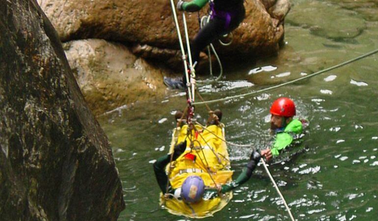 Imagen de archivo de un rescate en un barranco por parte de efectivos de la benemérita.