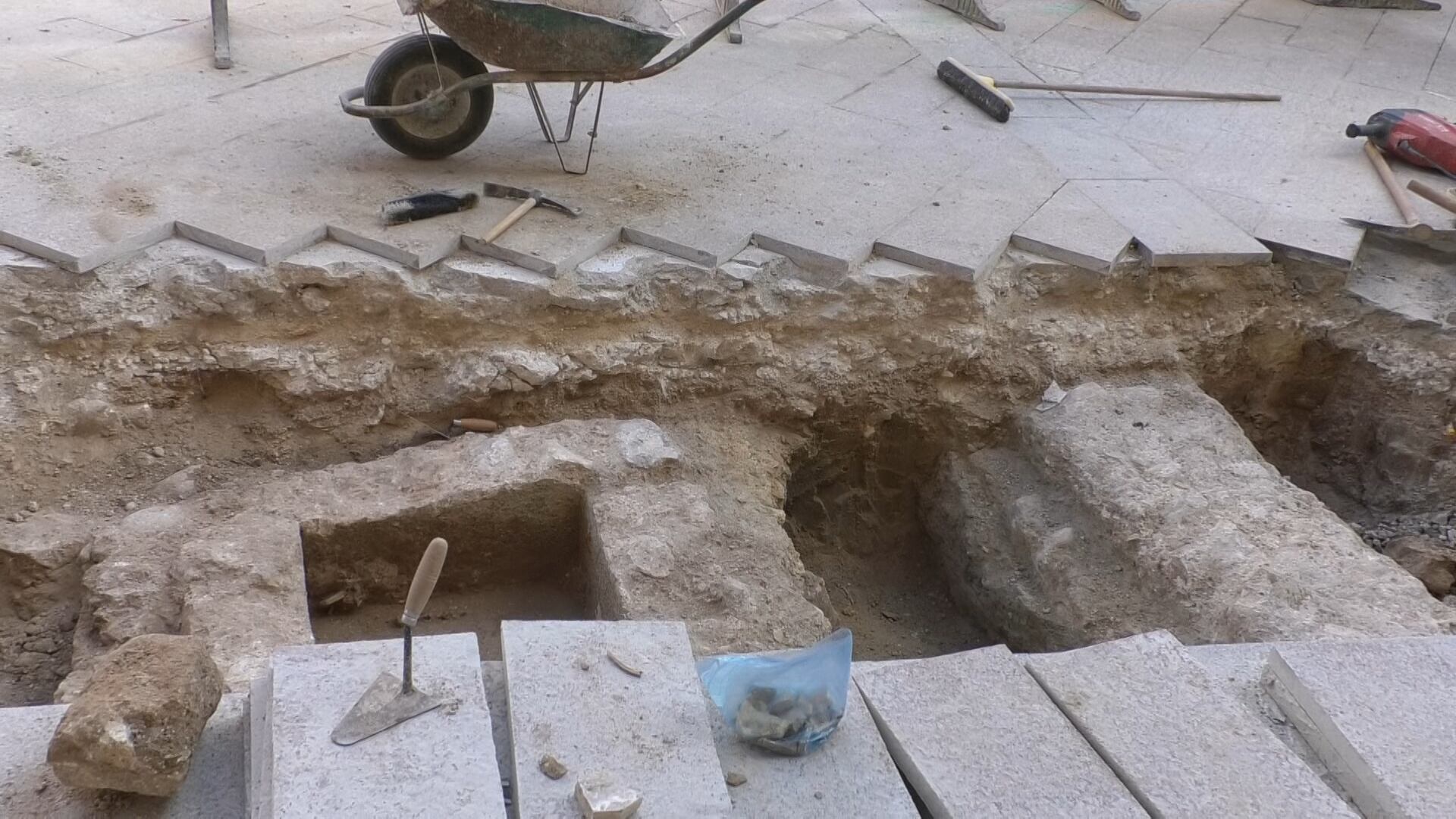 Restos en la Plaça del Palau