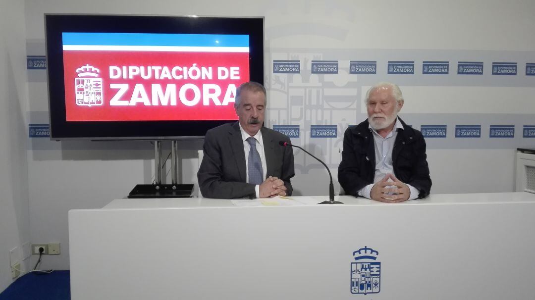 El responsable del área de Cultura de la Diputación Provnincial, José Luis Bermúdez, junto al presidente de la Asociación de la Capa Alistana, Félix Marbán