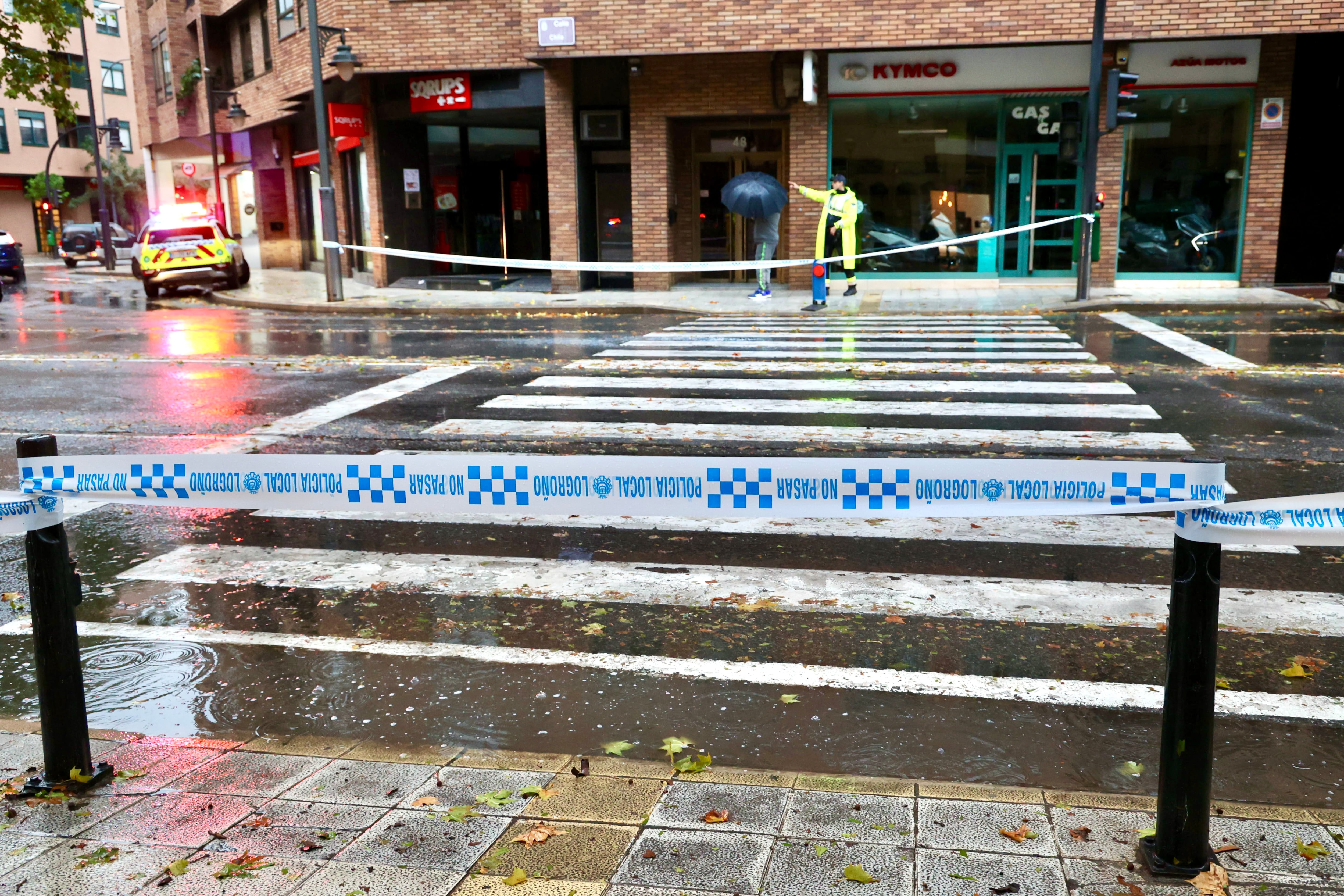 LOGROÑO 17/10/2024.- Logroño registra una intensa lluvia durante las últimas horas, con 26,6 litros por metros cuadrado en una hora, lo que ha inundado varias zonas de la ciudad, como la rotonda de club Deportivo donde hay algunas balsas de agua que dificultan su paso. EFE/Raquel Manzanares
