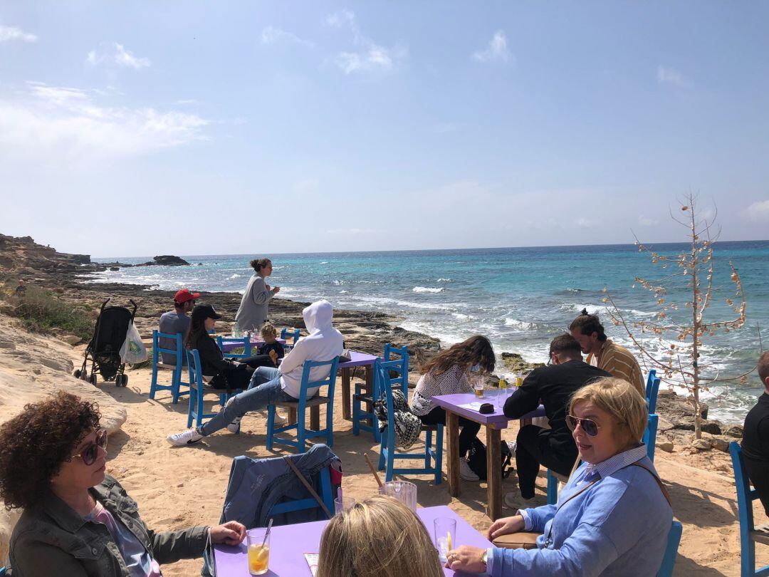 Chiringuito en la playa de Migjorn este Viernes Santo