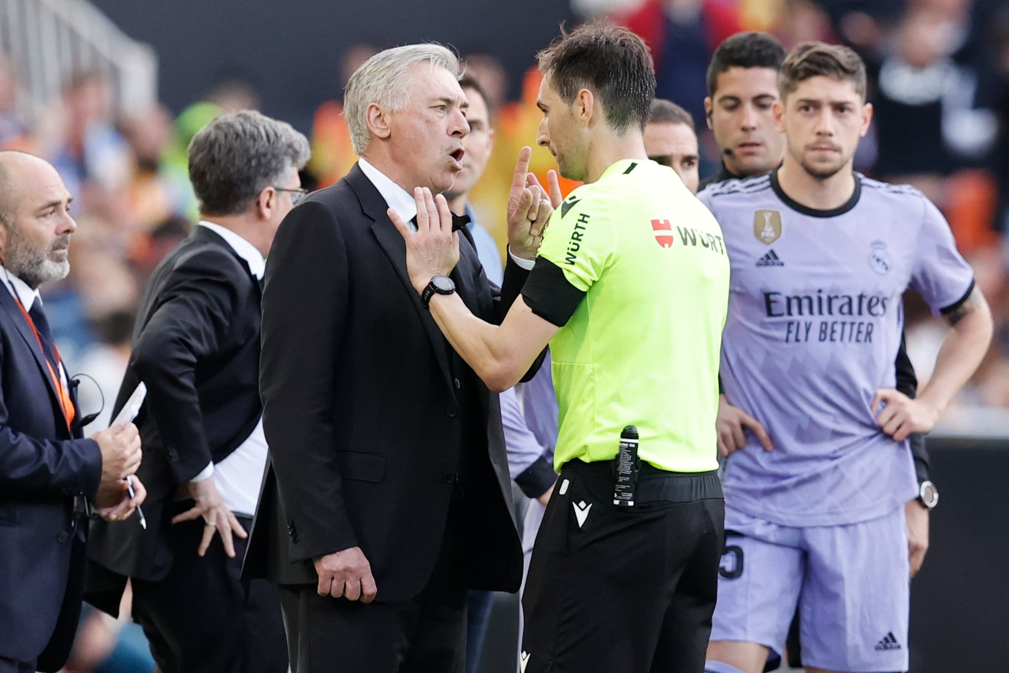 El árbitro de Burgos Bengoetxea habla con el técnico del Real Madrid Carlo Ancelotti durante la polémica en el campo de juego.