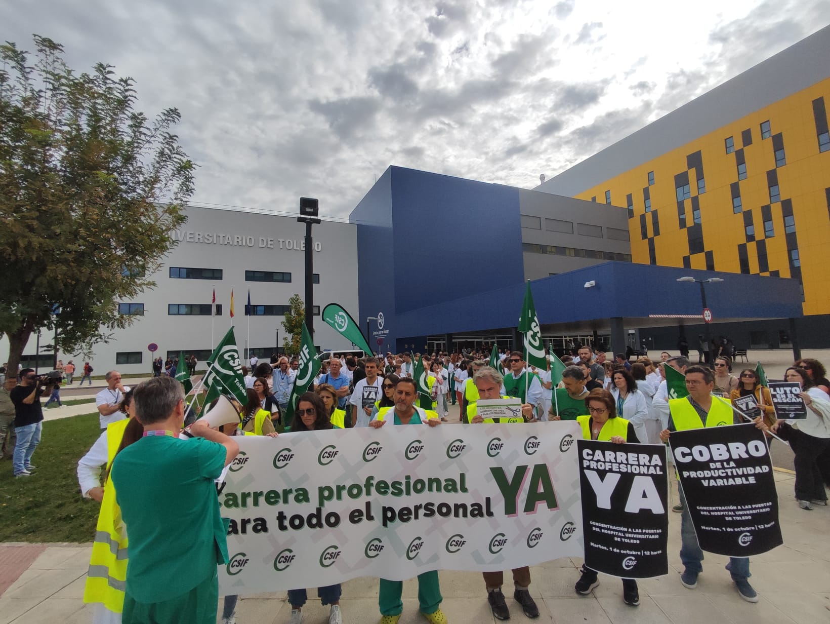 Concentración de sanitarios en el Hospital Universitario de Toledo