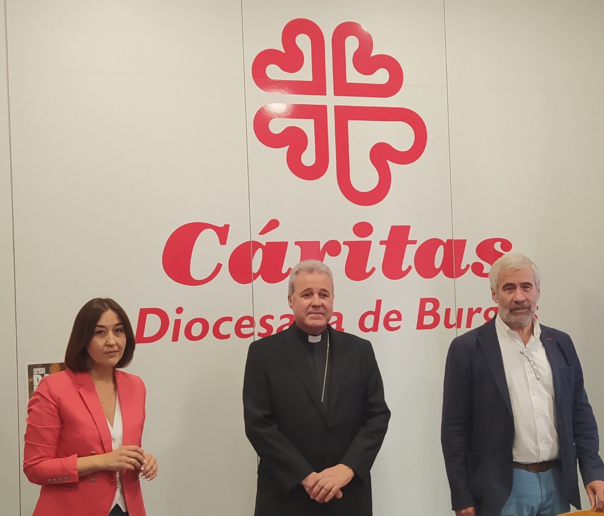 El arzobispo de Burgos, Mario Iceta, con la responsable de Acción Social, María Gutiérrez y el director de Cáritas, Jorge Simón