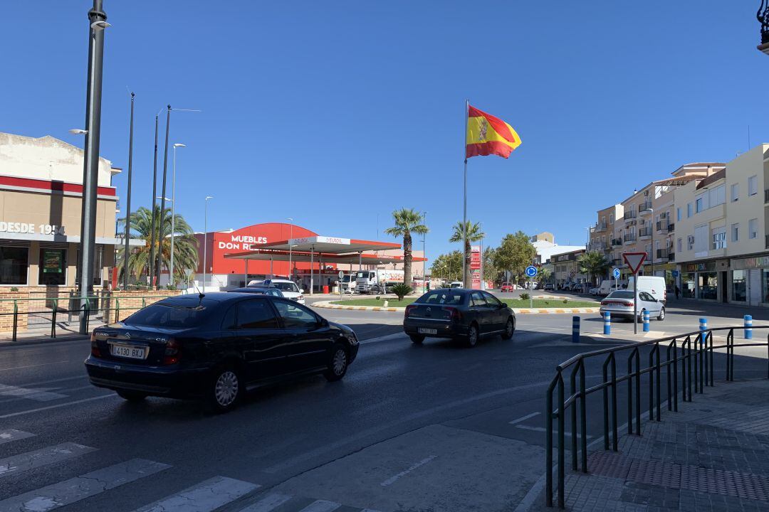 La bandera de España ondea en la glorieta de Cuato Caminos desde el mediodía en el Día de la Hispanidad