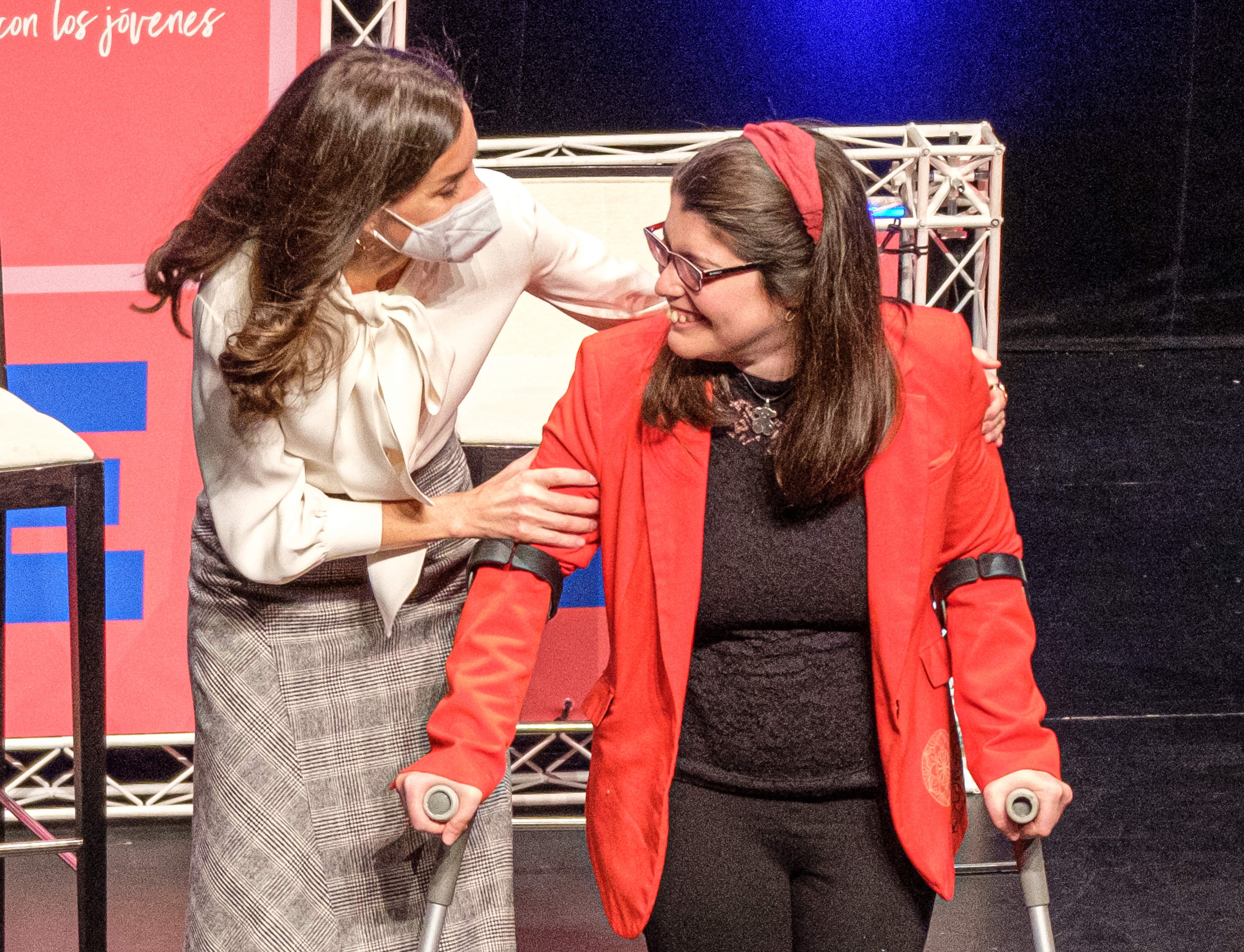 LOGROÑO, 07/04/2022.- La reina Letizia felicita a la psicóloga y emprendedora social madrileña Claudia María Tecglen García (d) tras ser proclamada este jueves Premio Fundación Princesa de Girona Social 2022, en un acto celebado en Logroño. EFE/ Abel Alonso