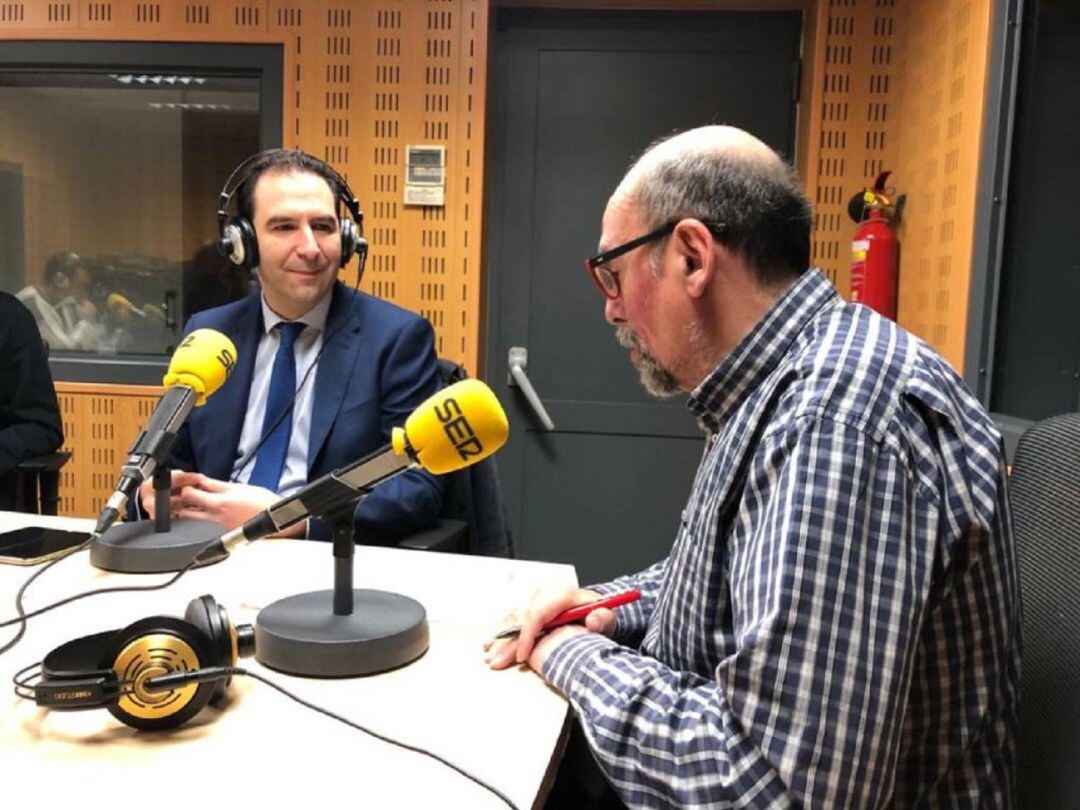 Foto de archivo de una entrevista de Mario Simón en los estudios de Radio Palencia de la Cadena SER