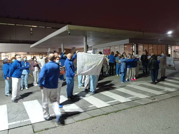 Concentración de protesta del sindicato CSIF a las puertas del Hospital de Fuenlabrada.