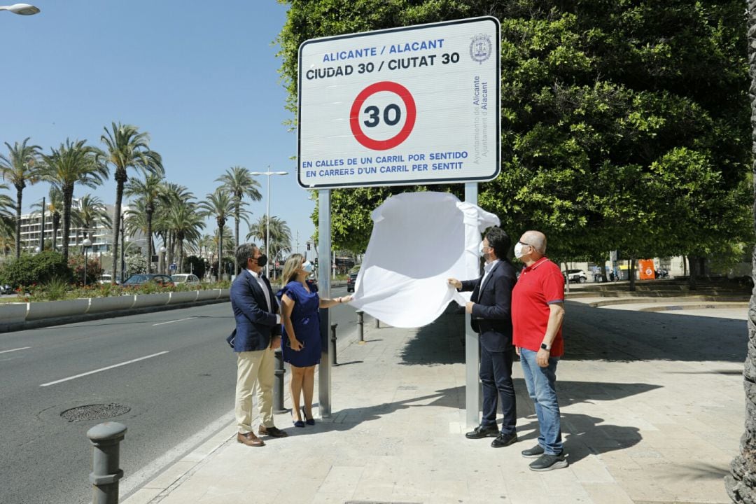 La vicealcaldesa, Mari Carmen Sánchez y el primer edil, Luis Barcala, descubren la señal de Alicante &#039;Ciudad 30&#039;