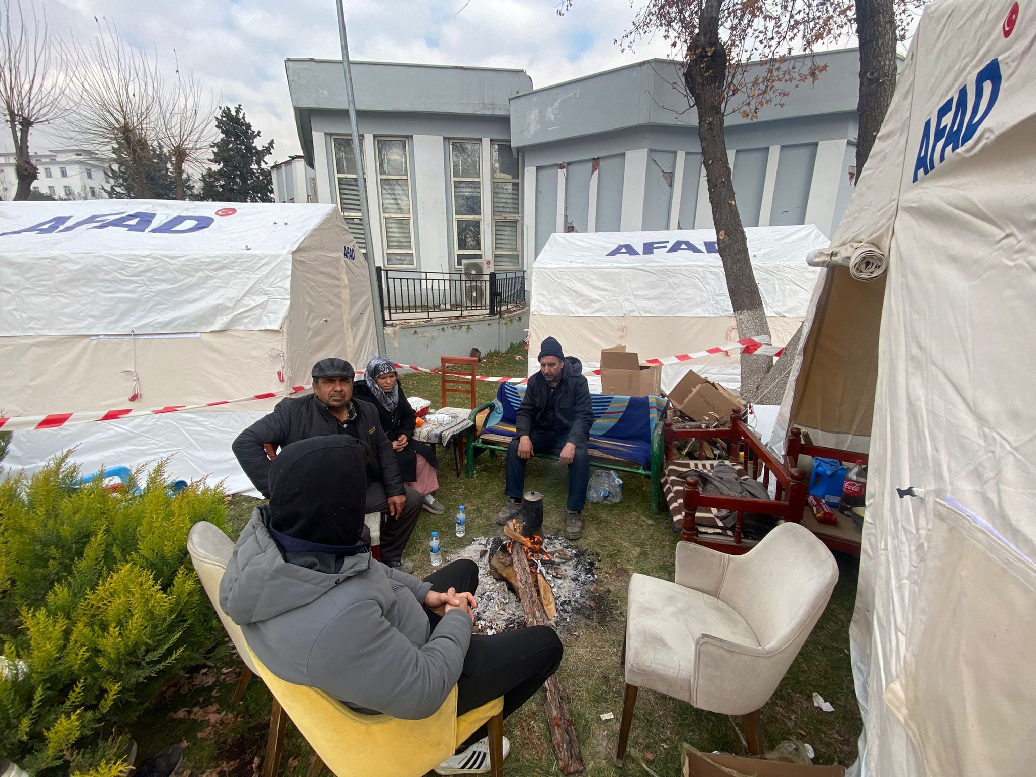 Mucha población sigue aún a la intemperie, sin albergues o espacios habilitados para las miles de personas que han perdido sus casas.