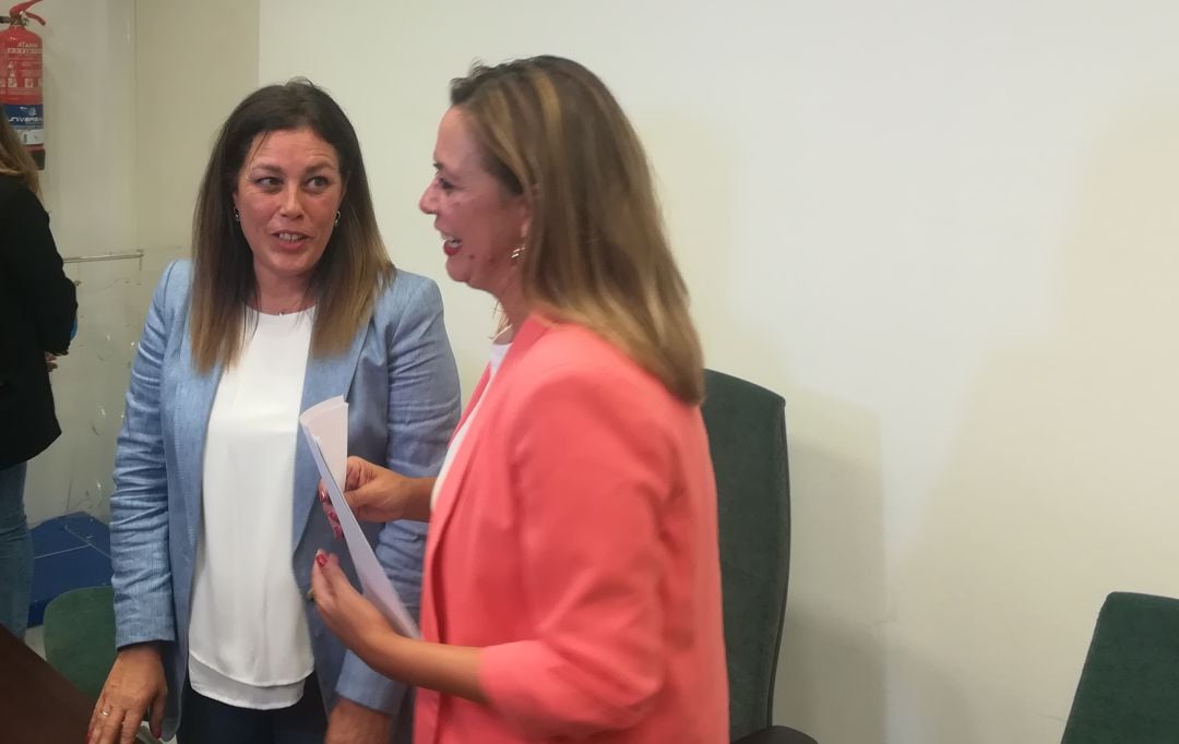 La presidenta del PP de Lanzarote, Ástrid Pérez, y la secretaria general del PSOE en Lanzarote, María Dolores Corujo, en la presentación del pacto entre ambos partidos.