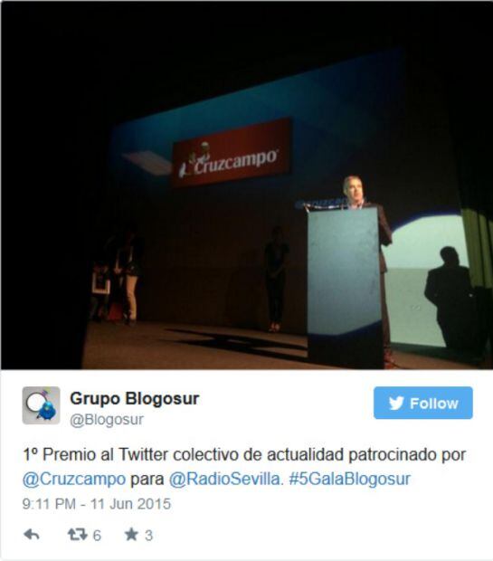 El director de contenidos de la Cadena SER Andalucía, Diego Suárez, recogiendo el premio de Blogosur