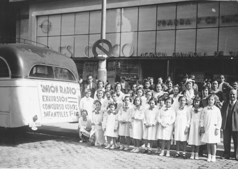 Los niños de la Excursión Concurso Coros Infantiles visitan Unión Radio en los Años 30.