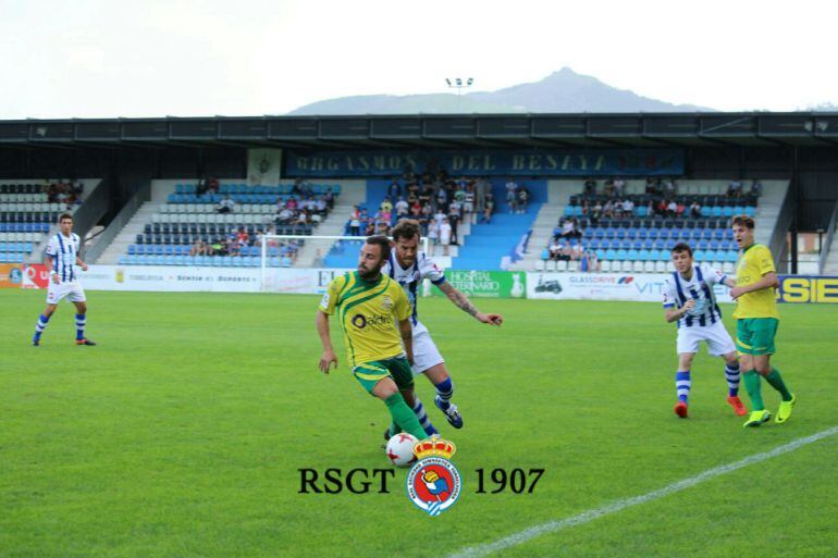 Isuardi, del Trope, protege el balón ante Palazuelos, de la Gimnástica