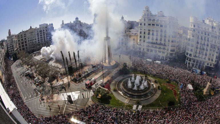 Miles de personas se agolpan en la Plaza del Ayuntamiento de Valencia para poder escuchar la mascletà