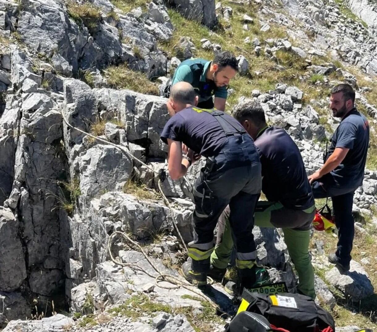 Guardia Civil y Bomberos rescatan un perro que cayó en una sima del Espigüete