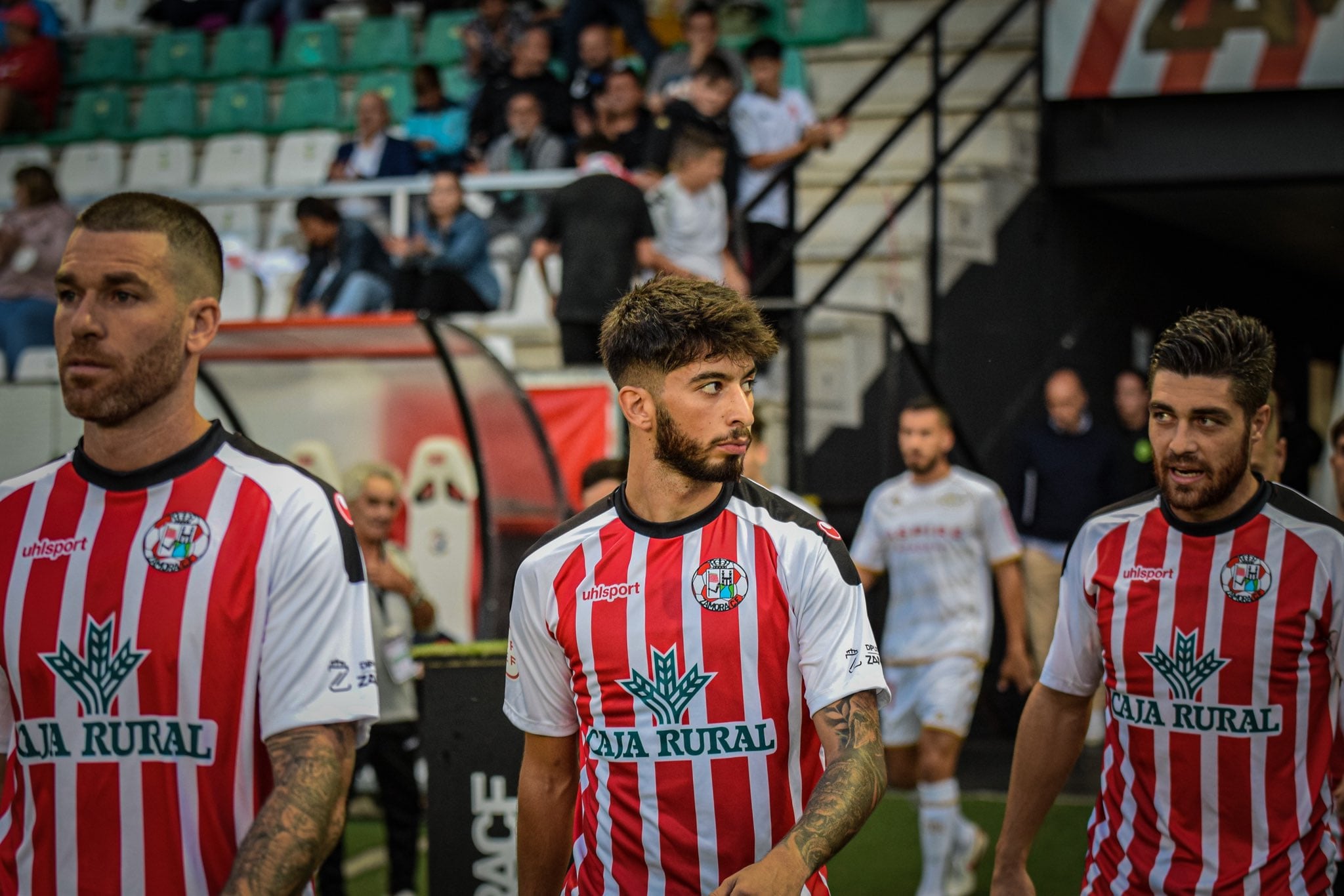 Los jugadores del Zamora CF saltan al campo