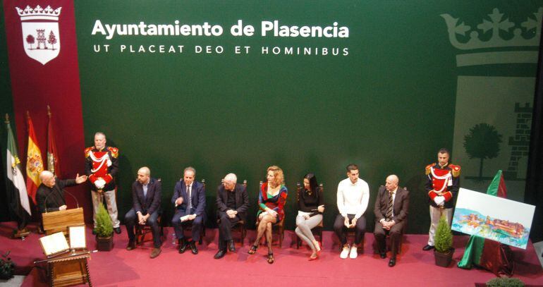 Momento de la ceremonia de entrega de los premios San Fulgencio con todos los premiados ya sentados