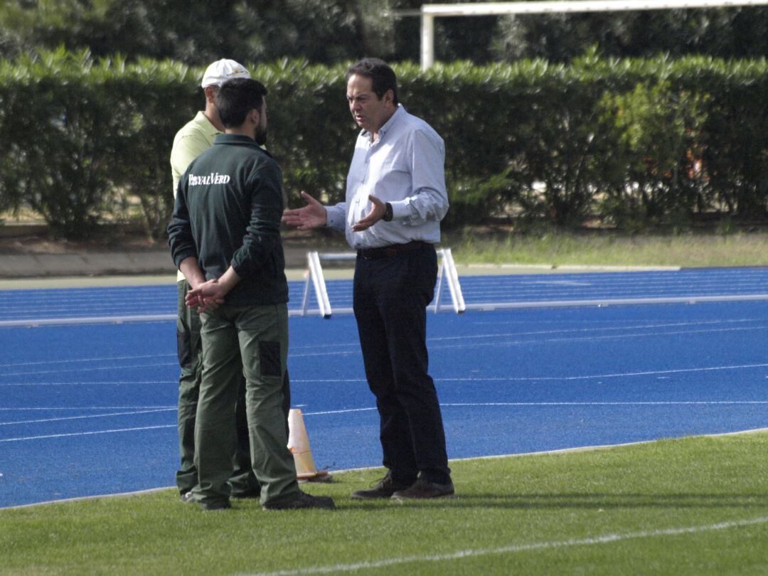 Eudald Morera con los responsables del Anexo y Estadio.