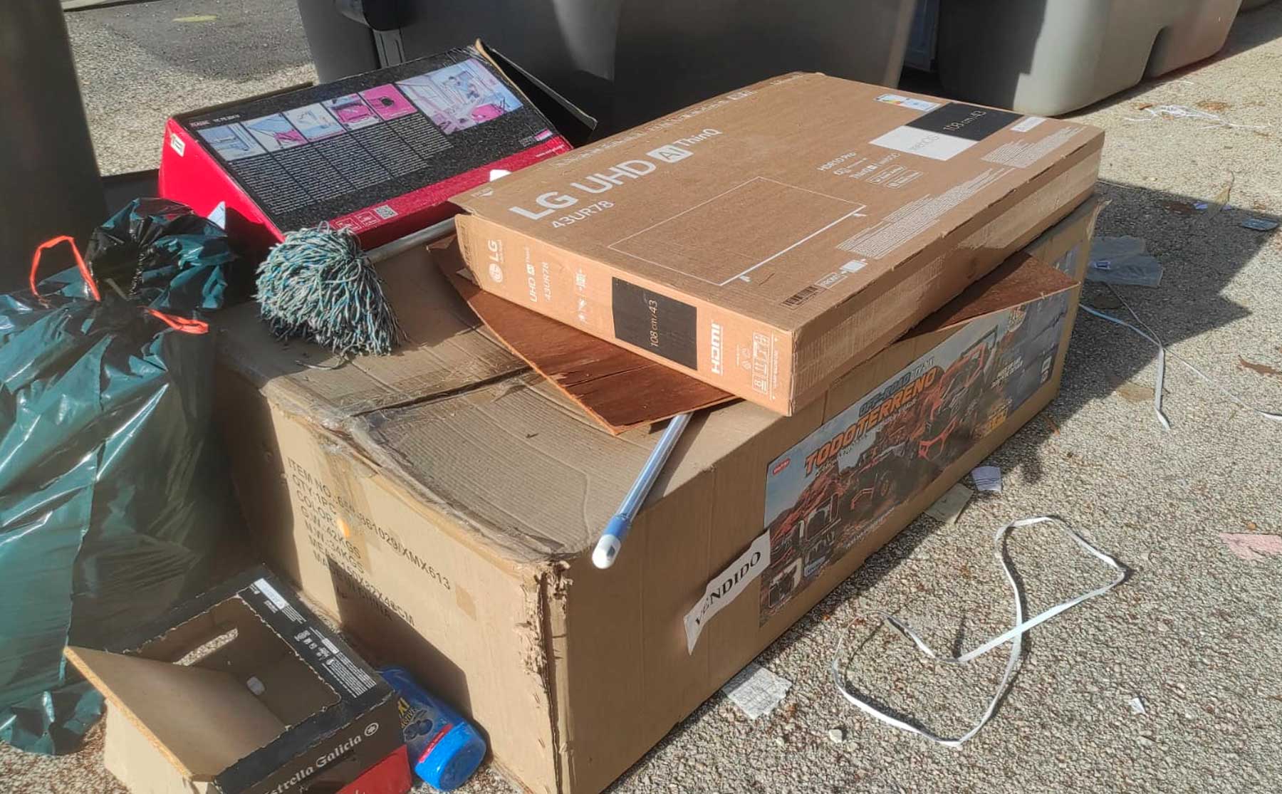 Basura fuera de los contenedores de una de las calles de nuestra ciudad