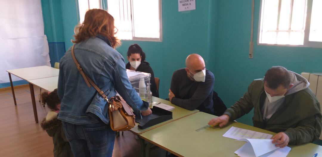 Una vecina vota en un colegio electoral de Fuenlabrada