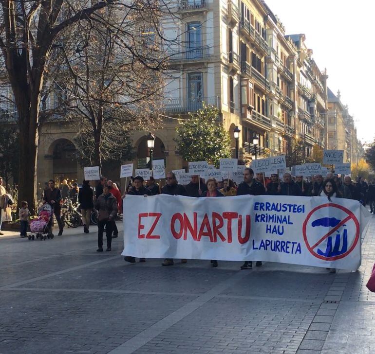 Cientos de personas se manifiestan frente a la Diputación Foral de Gipuzkoa