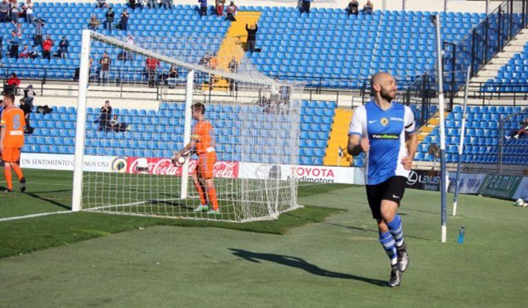 Chechu celebra su gol