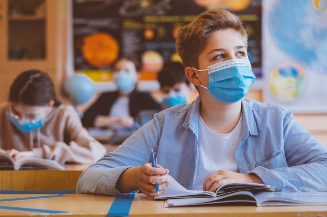 Niños en el aula con mascarilla para protegerse de la COVID-19