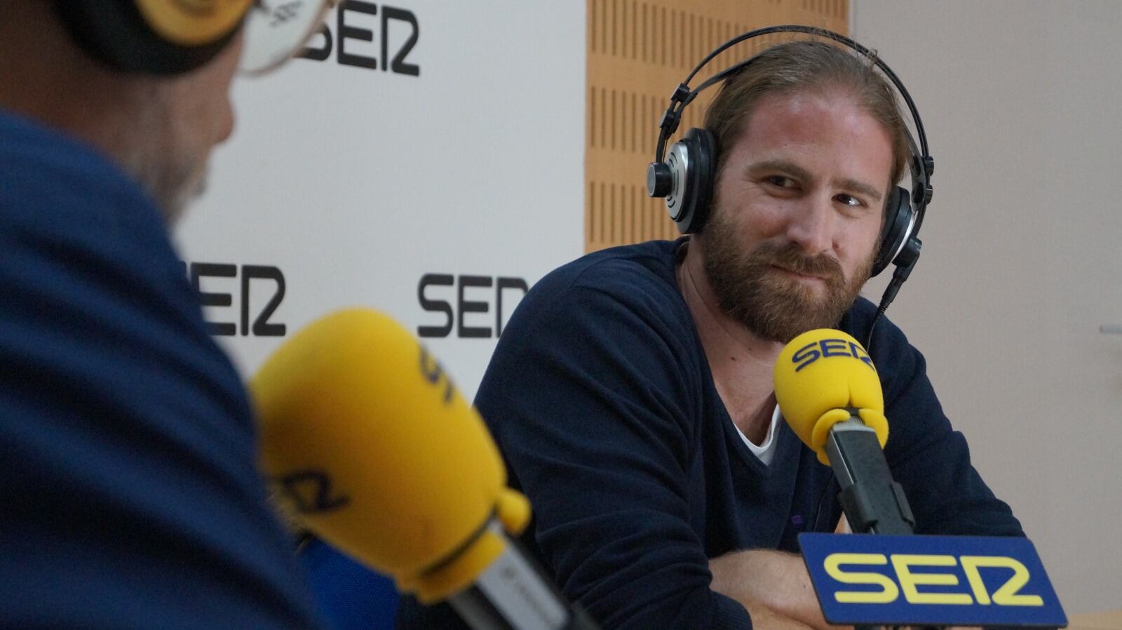 Tonino Poza, guitarrista de Miss Caffeina ha estado en los estudios de Radio Murcia en una entrevista en la que también ha participado, Alberto Jiménez, vocalista de la banda