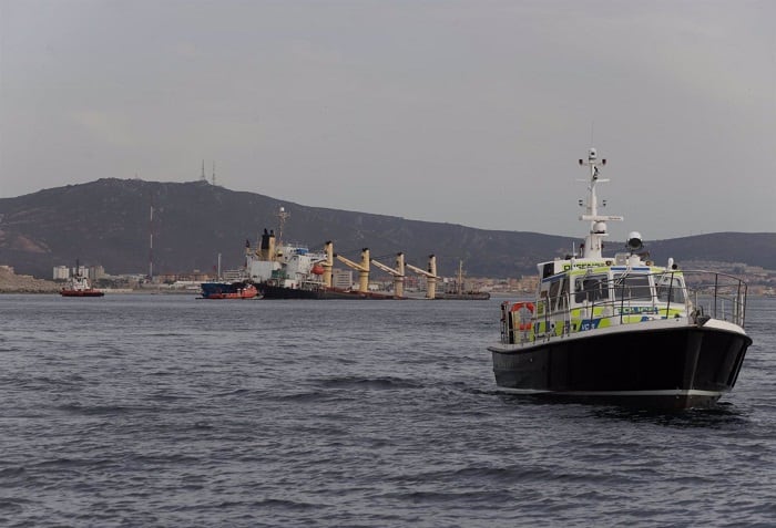 Equipos de salvamento marítimo trabajan sobre el granelero