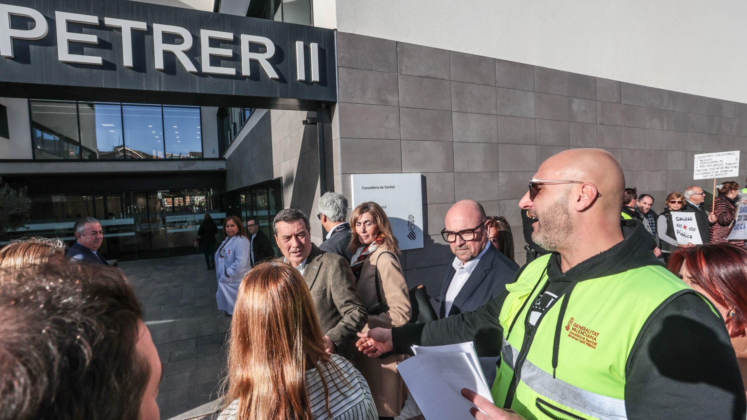 Un trabajador del transporte sanitario le entrega al conseller de Sanidad, Marciano Gómez, un documento con las reclamaciones de su colectivo