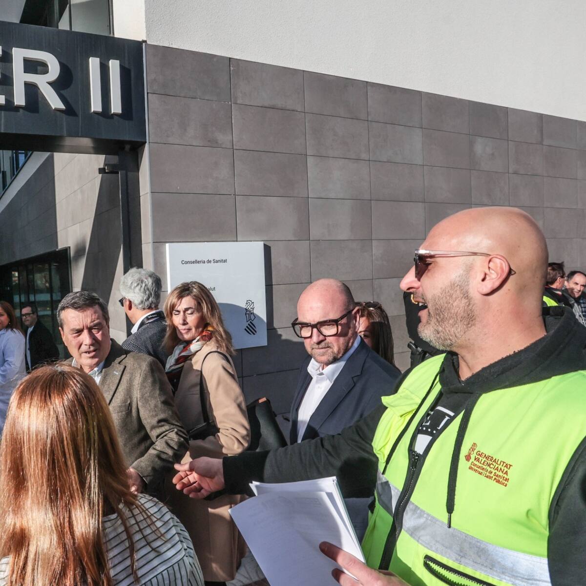 Los trabajadores de ambulancia se concentran en Petrer “por un convenio digno” durante la visita del conseller de Sanidad, Marciano Gómez