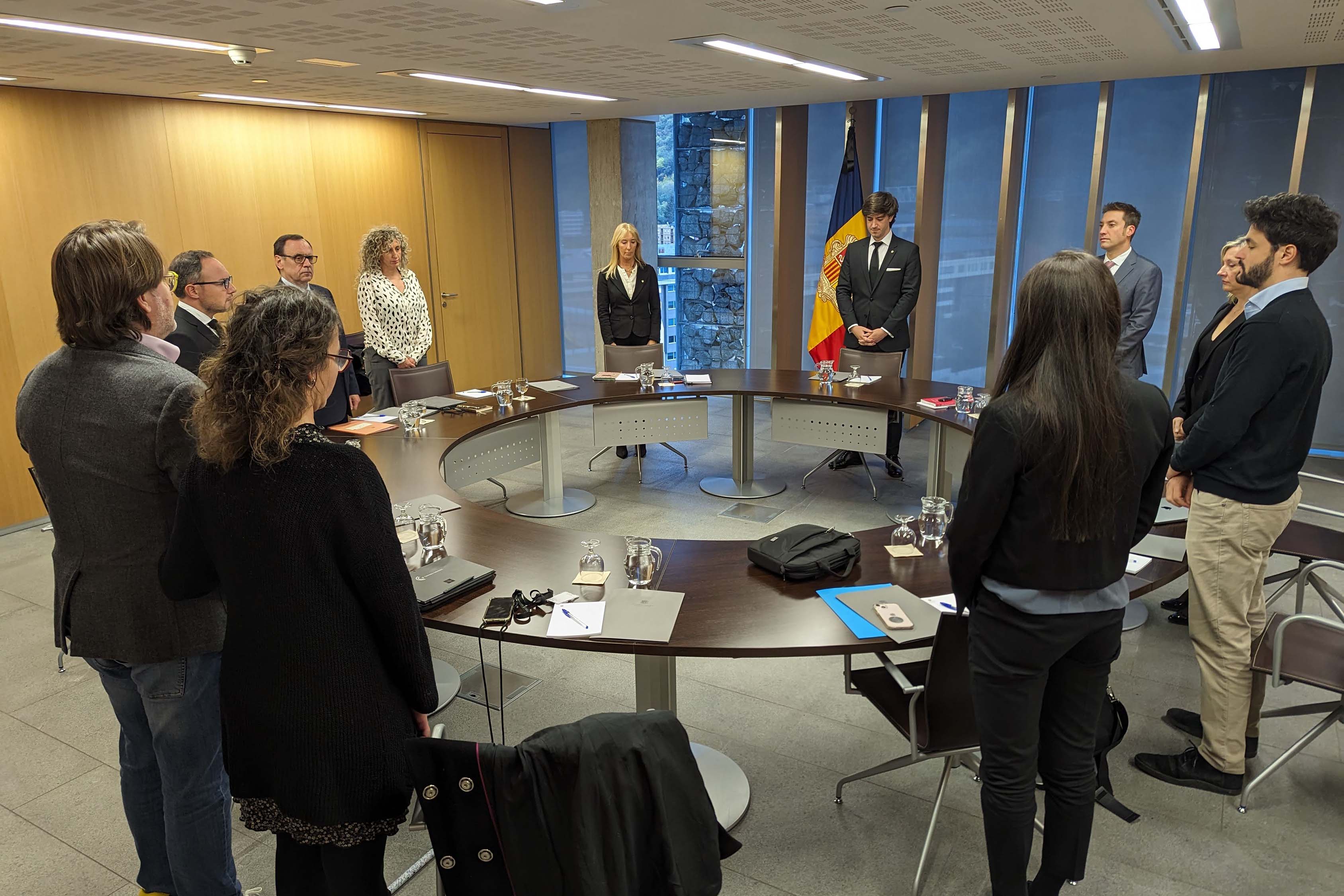 Minut de silenci en record de Toni Martí previ a la Junta de Presidents del Consell General.