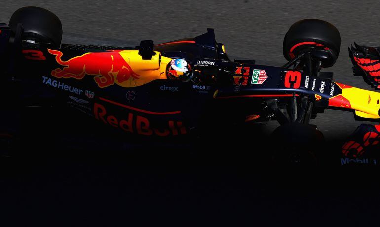 Ricciardo girando con su Red Bull en Bakú