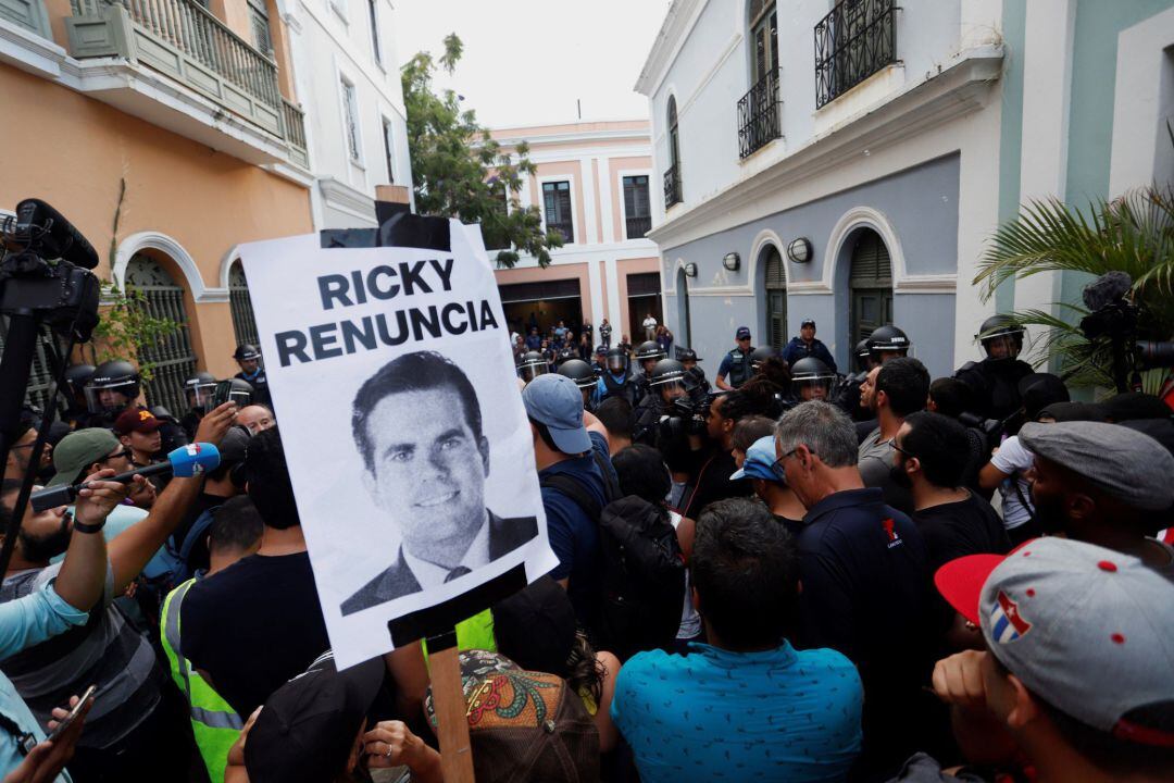 Manifestantes se reúnen para pedir la renuncia del gobernador Ricardo Roselló, este domingo en San Juan (Puerto Rico)