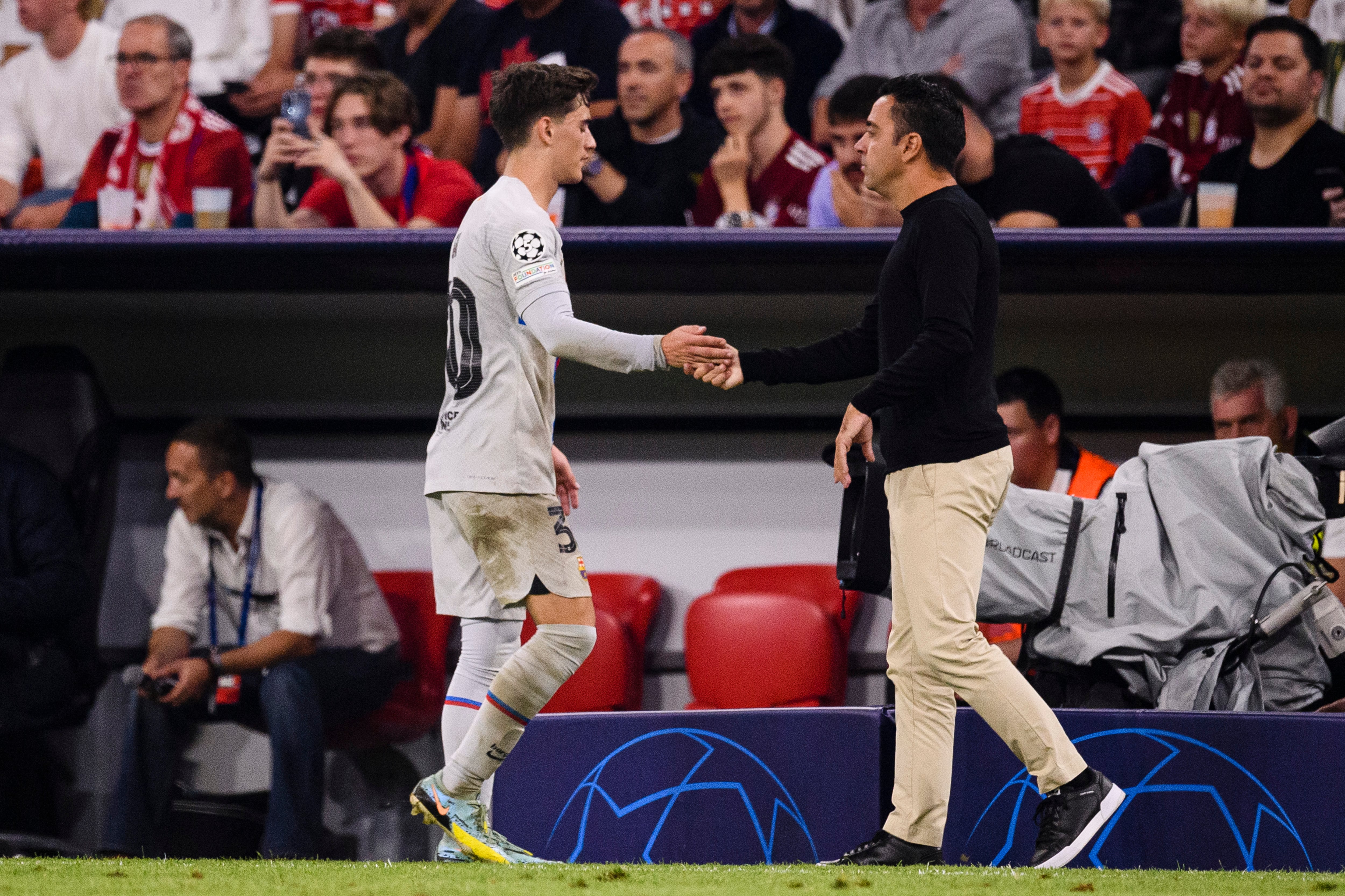 Gavi y Xavi, en el Allianz Arena.