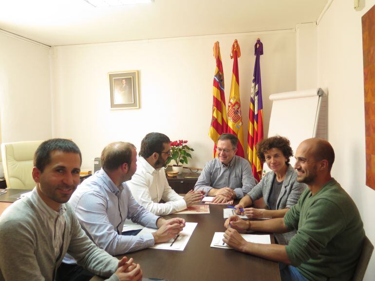 Un momento durante la reunión entre el conseller y el Ayuntamiento
