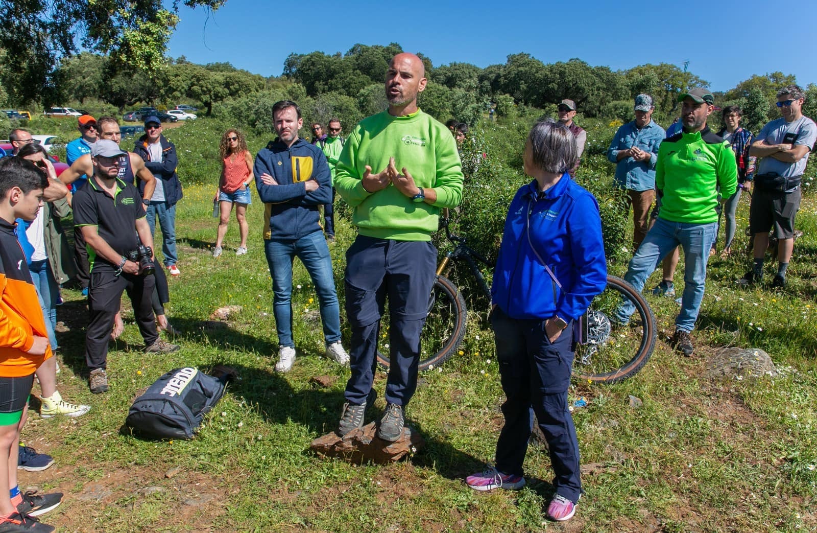 Momento en el que un miembro de la Federación Extremeña de Triatlón comunica la suspensión de la prueba.