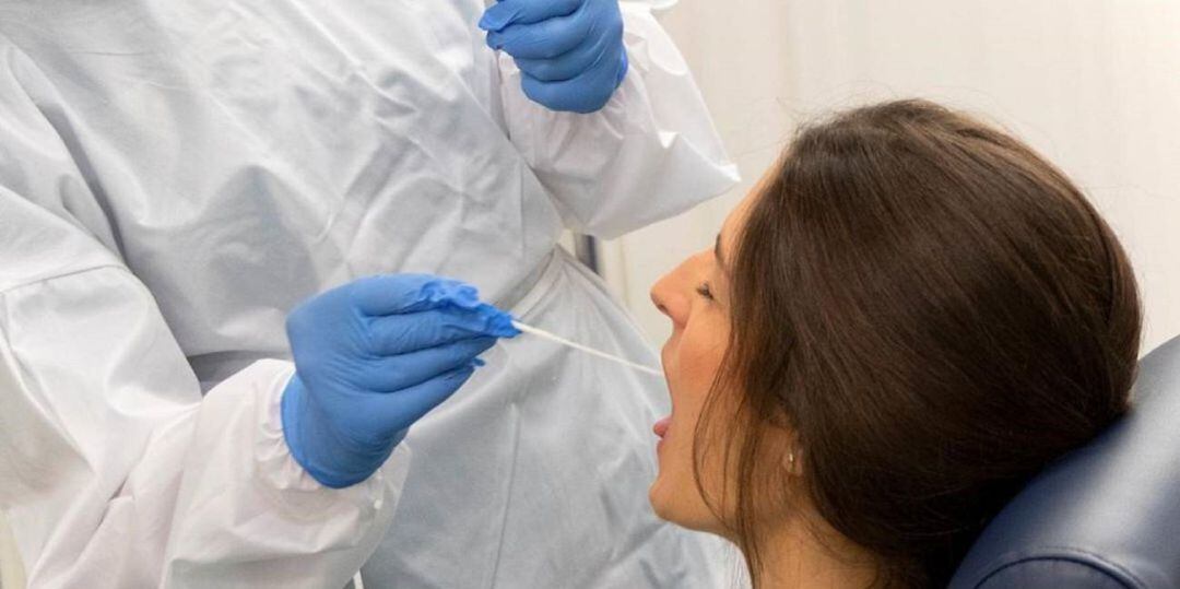 Realización de un test de antígenos.