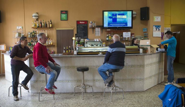Varios clientes en el interior de un bar