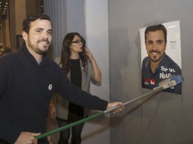 GRA569. MADRID, 03/12/2015.- El candidato de IU-Unidad Popular, Alberto Garzón (i) y la número dos, Sol Sánchez, durante el acto de inicio de campaña que la formación ha celebrado esta noche en Madrid. EFE/Kiko Huesca