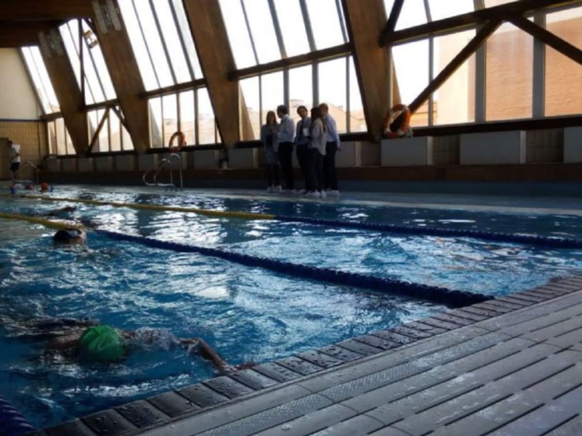 El Ayuntamiento sopesará abrir la piscina cubierta antes o durante las obras de reforma