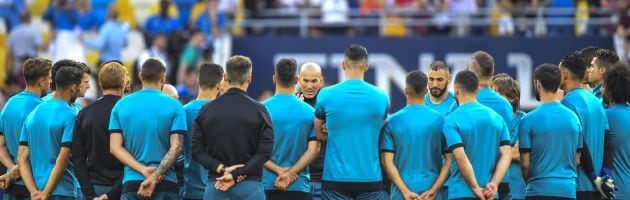 Zidane charla con sus jugadores en el Estadio Olímpico de Kiev