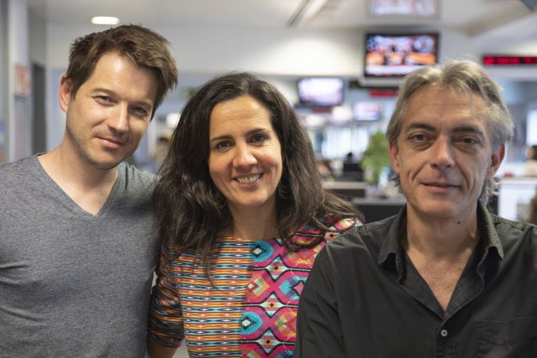 Elena Jiménez junto a Álvaro Oliver Vega (izquierda) y Javier Olmedo (derecha)