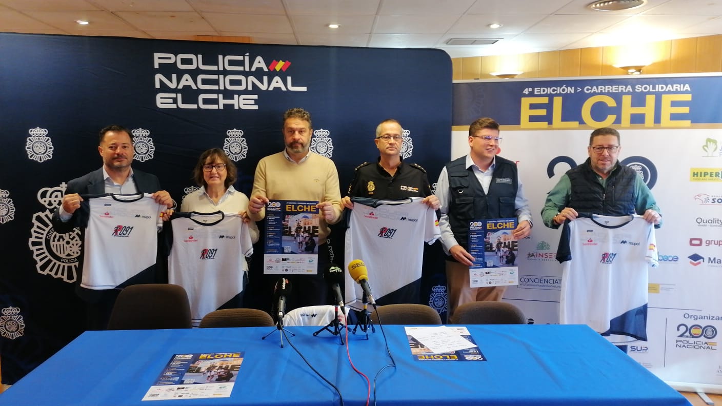 Un momento de la presentación de la prueba en la Comisaría de la Policía Nacional de Elche