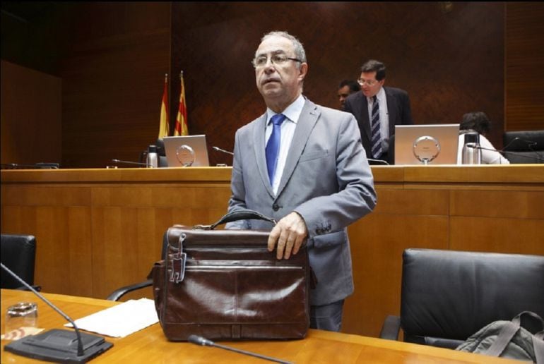 El consejero de Hacienda, Fernando Gimeno, durante una Comisión de Hacienda