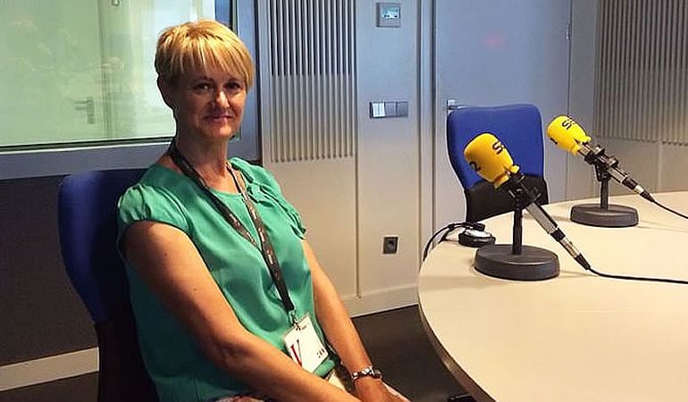 Ángela González, en los estudios de la Cadena SER.