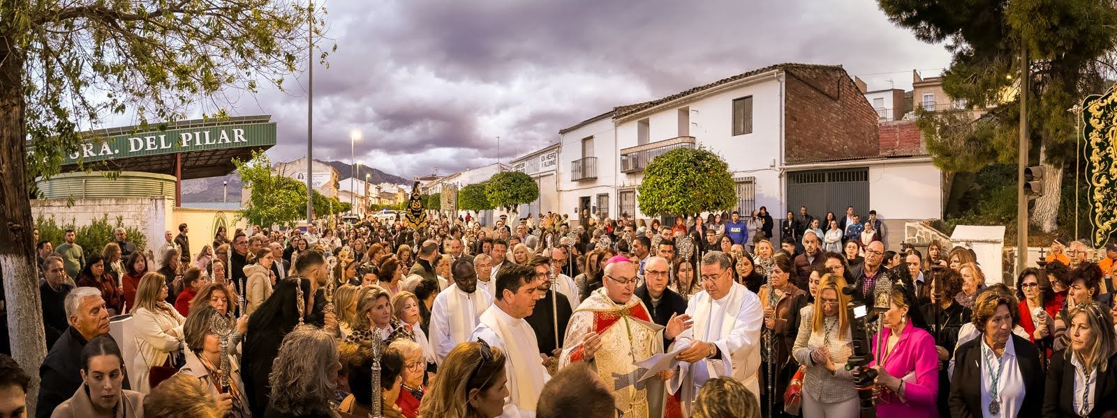 Momento de la despedida de la Peregrina de la Virgen de la Cabeza en el álamo del Señor